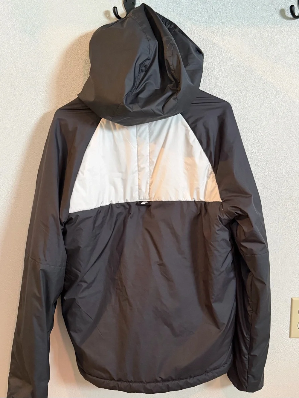 Nike Mens Black and White Hooded Colorblock Puffer Jacket